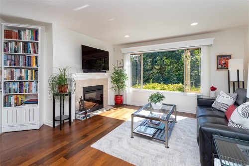 4-910 Maltwood Terr, Saanich, BC - Indoor Photo Showing Living Room With Fireplace