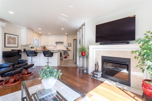 4-910 Maltwood Terr, Saanich, BC - Indoor Photo Showing Living Room With Fireplace