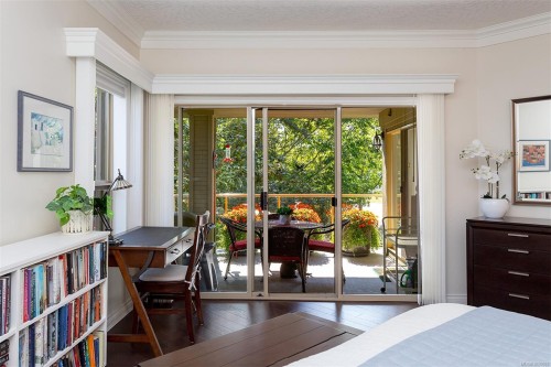 4-910 Maltwood Terr, Saanich, BC - Indoor Photo Showing Bedroom