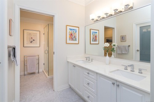 4-910 Maltwood Terr, Saanich, BC - Indoor Photo Showing Bathroom