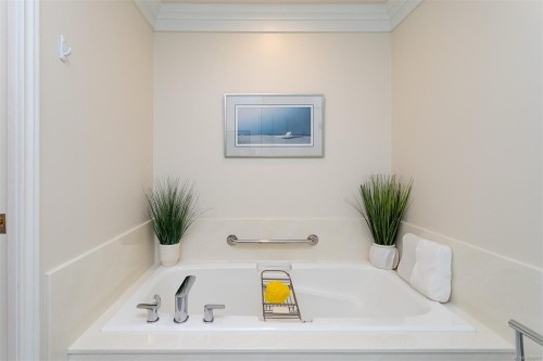 4-910 Maltwood Terr, Saanich, BC - Indoor Photo Showing Bathroom