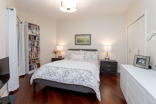 4-910 Maltwood Terr, Saanich, BC - Indoor Photo Showing Bedroom