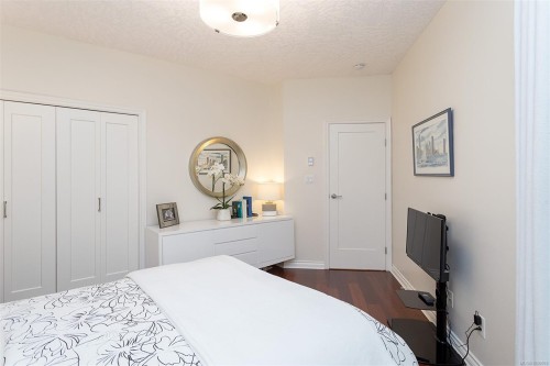 4-910 Maltwood Terr, Saanich, BC - Indoor Photo Showing Bedroom