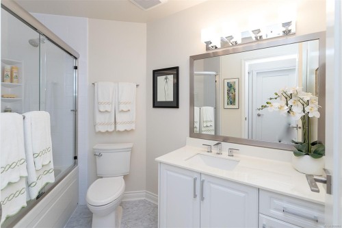 4-910 Maltwood Terr, Saanich, BC - Indoor Photo Showing Bathroom