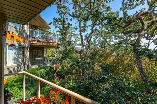4-910 Maltwood Terr, Saanich, BC - Outdoor