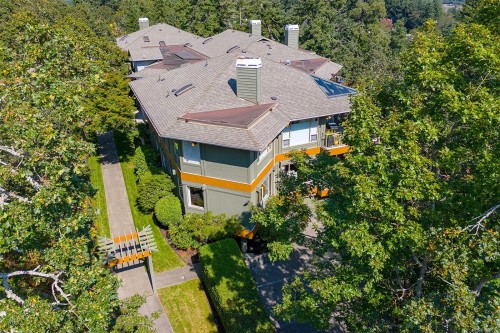 4-910 Maltwood Terr, Saanich, BC - Outdoor