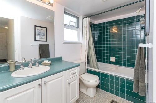 485 Sturdee St, Esquimalt, BC - Indoor Photo Showing Bathroom