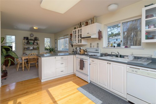 485 Sturdee St, Esquimalt, BC - Indoor Photo Showing Kitchen With Double Sink