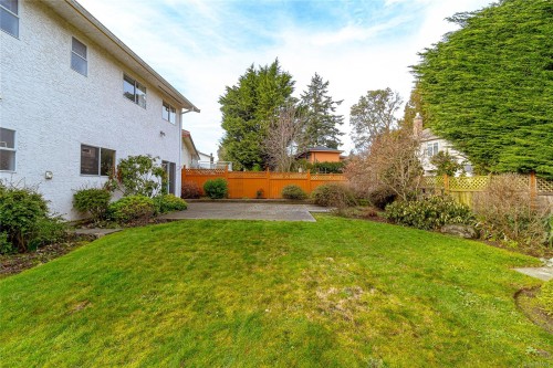 2320 Hazelton Pl, Saanich, BC 