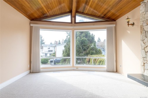 2320 Hazelton Pl, Saanich, BC 