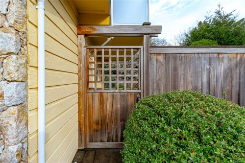 2320 Hazelton Pl, Saanich, BC 