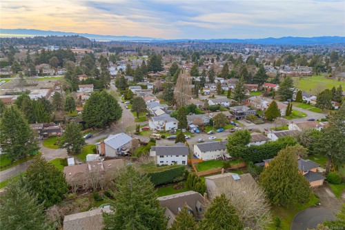 2320 Hazelton Pl, Saanich, BC 