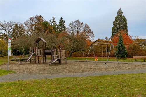 2320 Hazelton Pl, Saanich, BC 