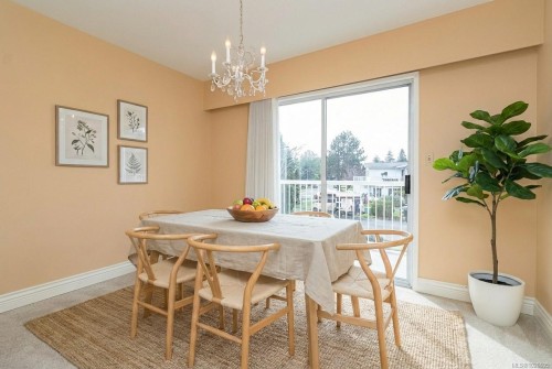 2320 Hazelton Pl, Saanich, BC 