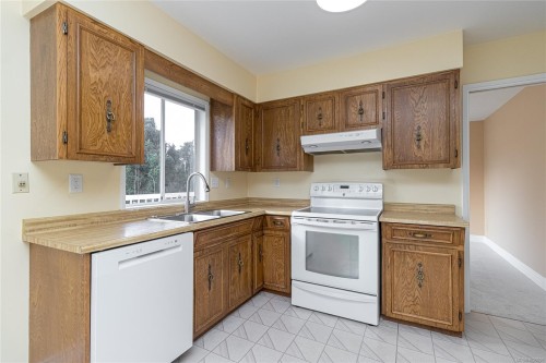 2320 Hazelton Pl, Saanich, BC 