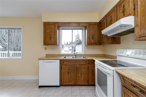 2320 Hazelton Pl, Saanich, BC 