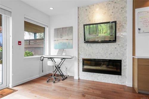 102-1014 Park Blvd, Victoria, BC - Indoor With Fireplace