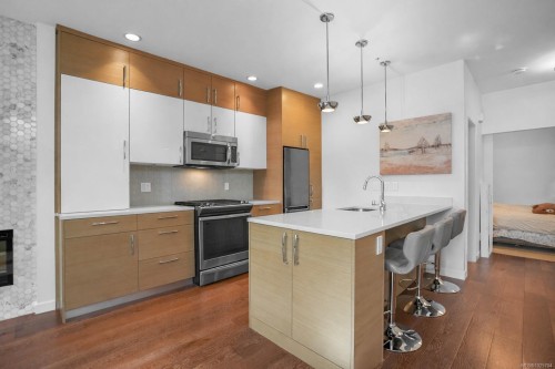 102-1014 Park Blvd, Victoria, BC - Indoor Photo Showing Kitchen With Upgraded Kitchen