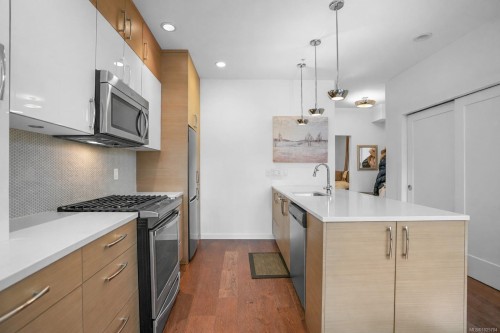 102-1014 Park Blvd, Victoria, BC - Indoor Photo Showing Kitchen With Upgraded Kitchen