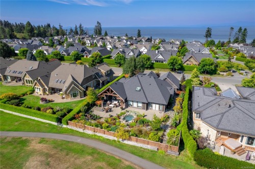 930 Eaglecrest Dr, Qualicum Beach, BC 