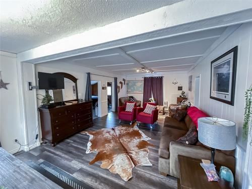 5844 Highway 33, Beaverdell, BC - Indoor Photo Showing Living Room