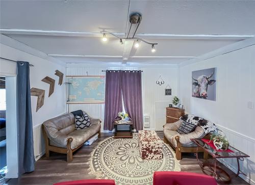5844 Highway 33, Beaverdell, BC - Indoor Photo Showing Living Room