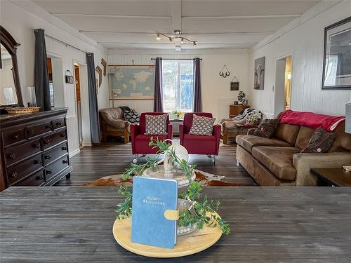 5844 Highway 33, Beaverdell, BC - Indoor Photo Showing Living Room