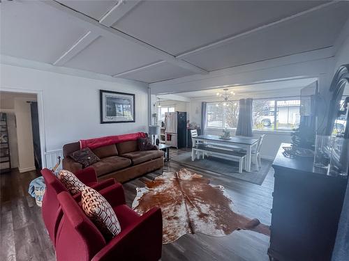 5844 Highway 33, Beaverdell, BC - Indoor Photo Showing Living Room