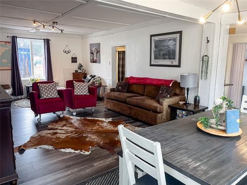 5844 Highway 33, Beaverdell, BC - Indoor Photo Showing Living Room