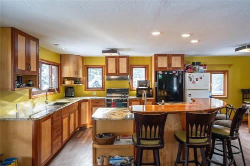1918 Camozzi Road, Revelstoke, BC - Indoor Photo Showing Kitchen