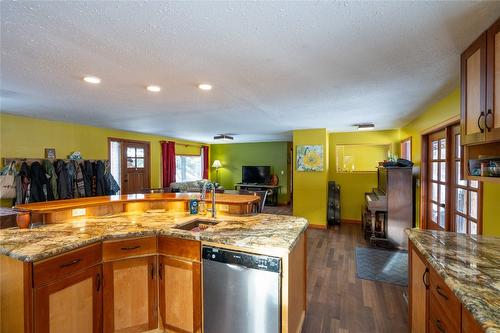 1918 Camozzi Road, Revelstoke, BC - Indoor Photo Showing Kitchen