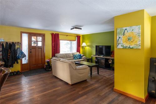 1918 Camozzi Road, Revelstoke, BC - Indoor Photo Showing Living Room