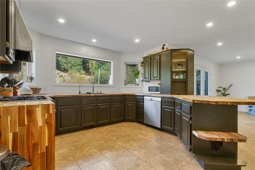 1065 Bx Road, Vernon, BC - Indoor Photo Showing Kitchen