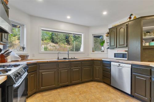 1065 Bx Road, Vernon, BC - Indoor Photo Showing Kitchen