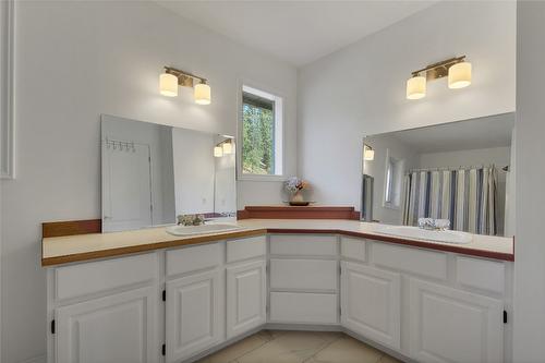 1065 Bx Road, Vernon, BC - Indoor Photo Showing Bathroom