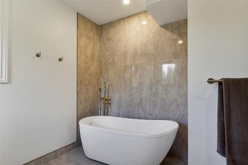 1065 Bx Road, Vernon, BC - Indoor Photo Showing Bathroom