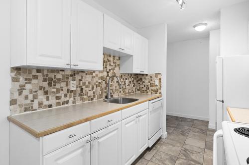 112-445 All Star Court, Kelowna, BC - Indoor Photo Showing Kitchen