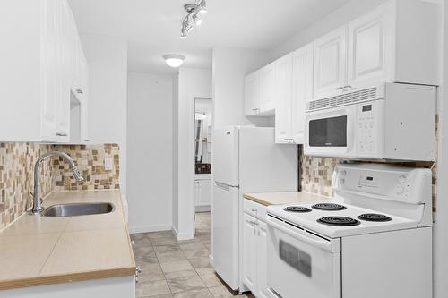 112-445 All Star Court, Kelowna, BC - Indoor Photo Showing Kitchen