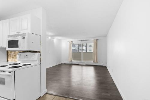 112-445 All Star Court, Kelowna, BC - Indoor Photo Showing Kitchen
