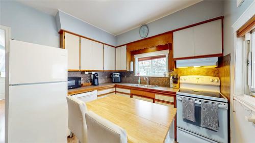 320 2Nd Avenue, Cranbrook, BC - Indoor Photo Showing Kitchen