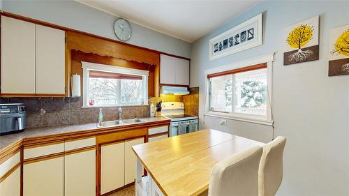 320 2Nd Avenue, Cranbrook, BC - Indoor Photo Showing Kitchen With Double Sink