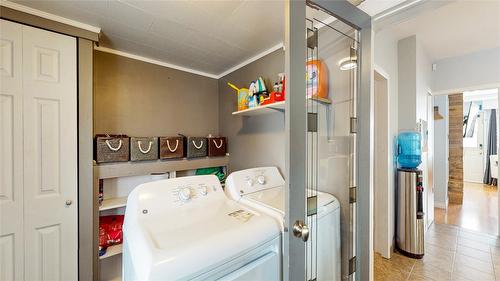 320 2Nd Avenue, Cranbrook, BC - Indoor Photo Showing Laundry Room