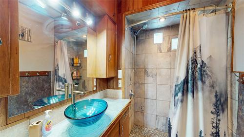320 2Nd Avenue, Cranbrook, BC - Indoor Photo Showing Bathroom