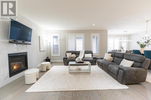 3354 Mersea Street, London South (South V), ON - Indoor Photo Showing Living Room With Fireplace