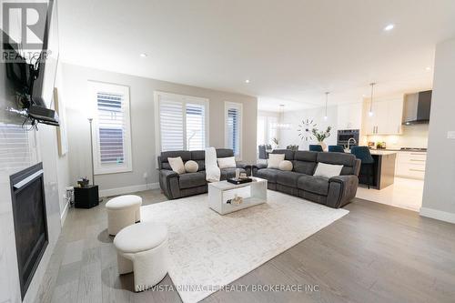 3354 Mersea Street, London South (South V), ON - Indoor Photo Showing Living Room With Fireplace