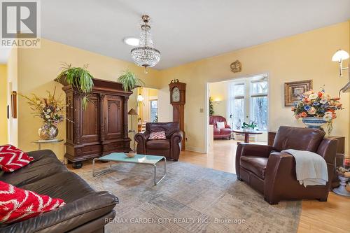 5114 Meadowood Lane, Lincoln (Beamsville), ON - Indoor Photo Showing Living Room