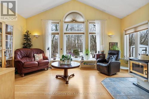 5114 Meadowood Lane, Lincoln (Beamsville), ON - Indoor Photo Showing Living Room