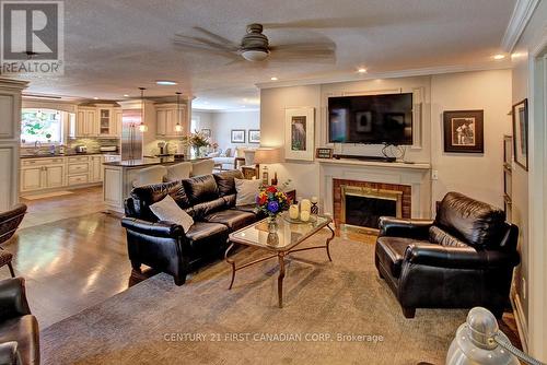 811 Clearview Crescent, London North (North Q), ON - Indoor Photo Showing Living Room With Fireplace