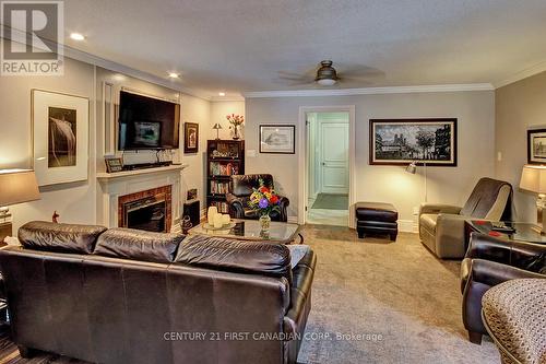 811 Clearview Crescent, London North (North Q), ON - Indoor Photo Showing Living Room With Fireplace