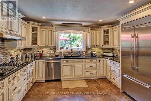 811 Clearview Crescent, London North (North Q), ON - Indoor Photo Showing Kitchen With Upgraded Kitchen